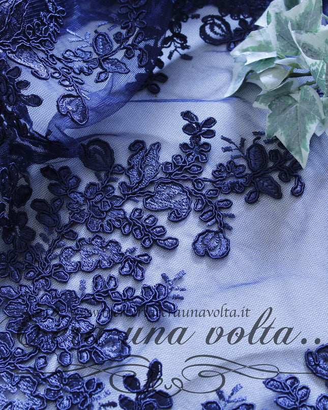 Tessuto in Tulle Ricamato Blu