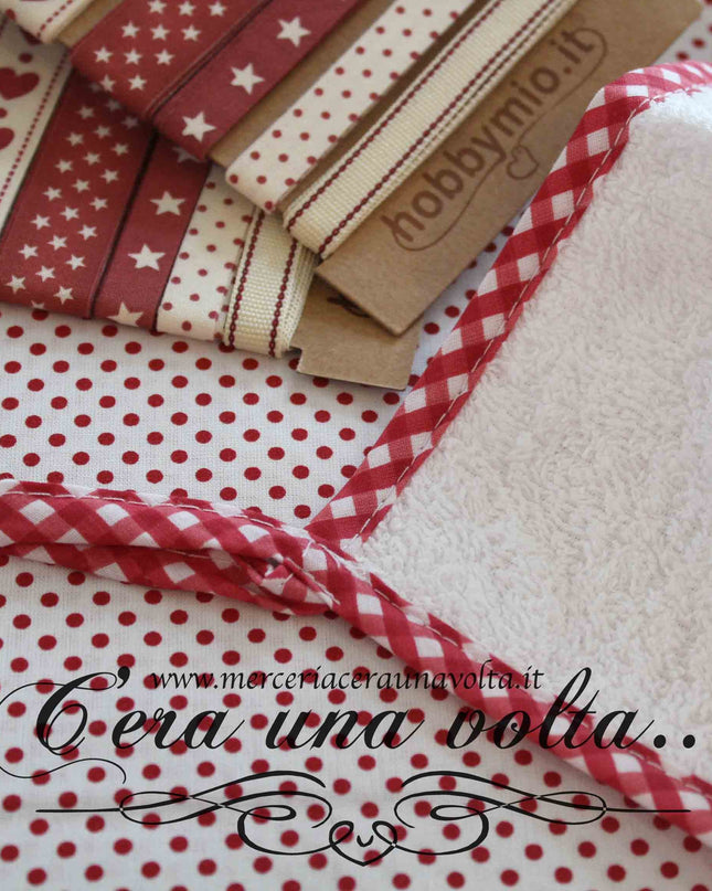 Set asilo 2 pz da ricamare Vicky Rosso