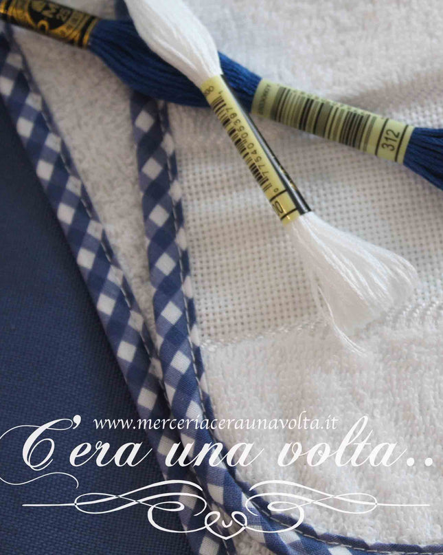 Set asilo 2 pz da ricamare Vicky Blu