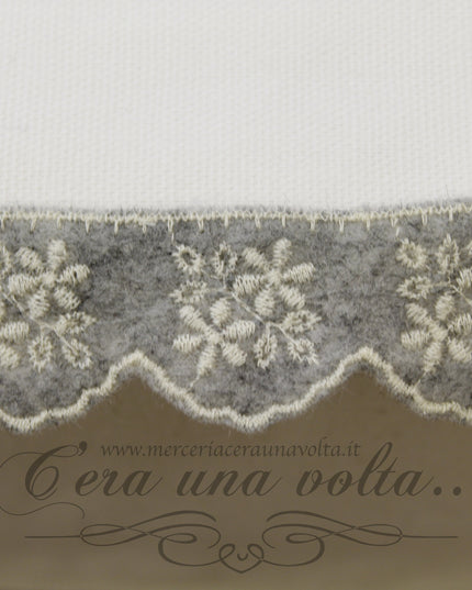 Pizzo in panno ricamato