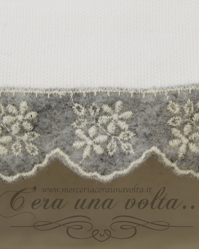 Pizzo in panno ricamato