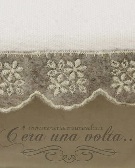 Pizzo in panno ricamato