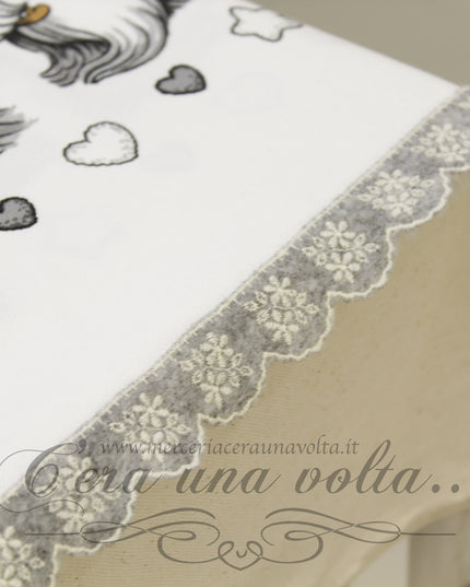 Pizzo in panno ricamato