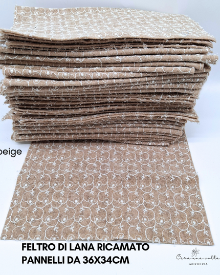 Feltro di lana ricamato 36x34cm