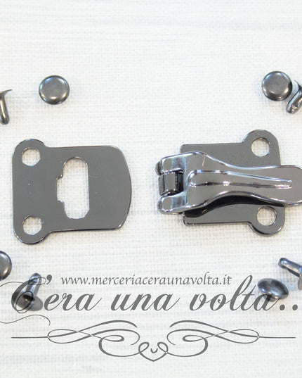 Chiusura con rivetti